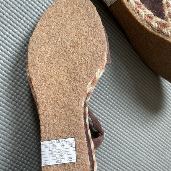 Ugg wedges size 7 women’s - Picture 5 of 5